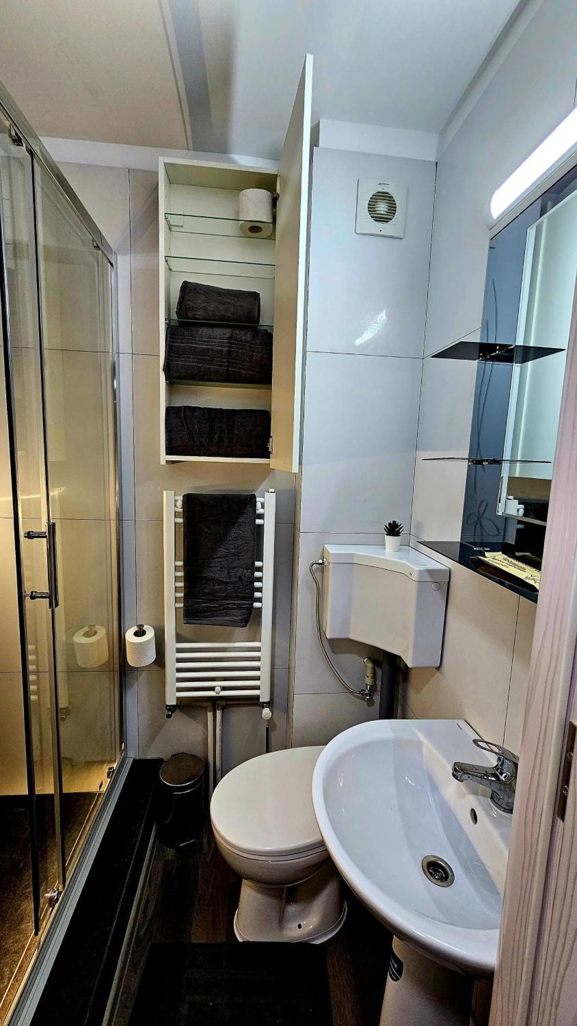 Spoil Yourself With Style, Comfort And Luxury - Tony'S Studios Luxury Pitesti Exterior photo